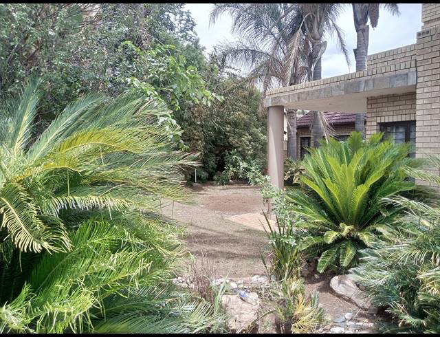 4 BEDROOM FREEHOLD FOR SALE IN RYNSOORD